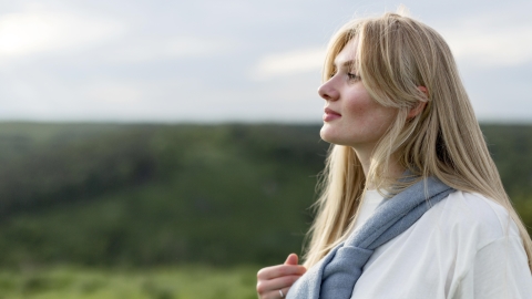 Inneres Wachstum, Frau in Natur
